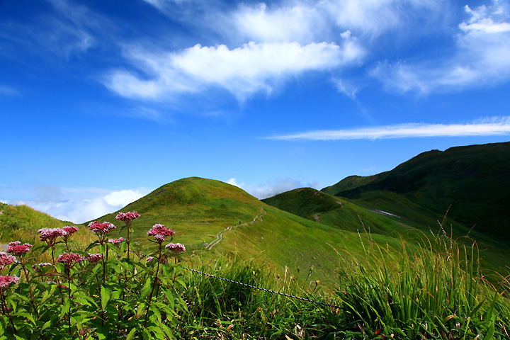 遥か遠く、月山頂上　（姥ヶ岳）