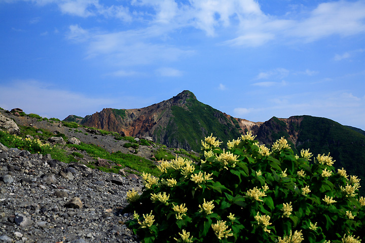 朝日岳を望む（那須・ロープウェイ山頂駅）