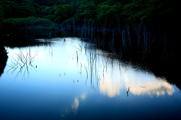 暮れるダム湖（那須町・矢の目ダム湖）