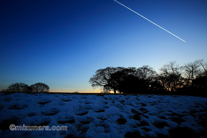 夕景 残雪 飛行機雲