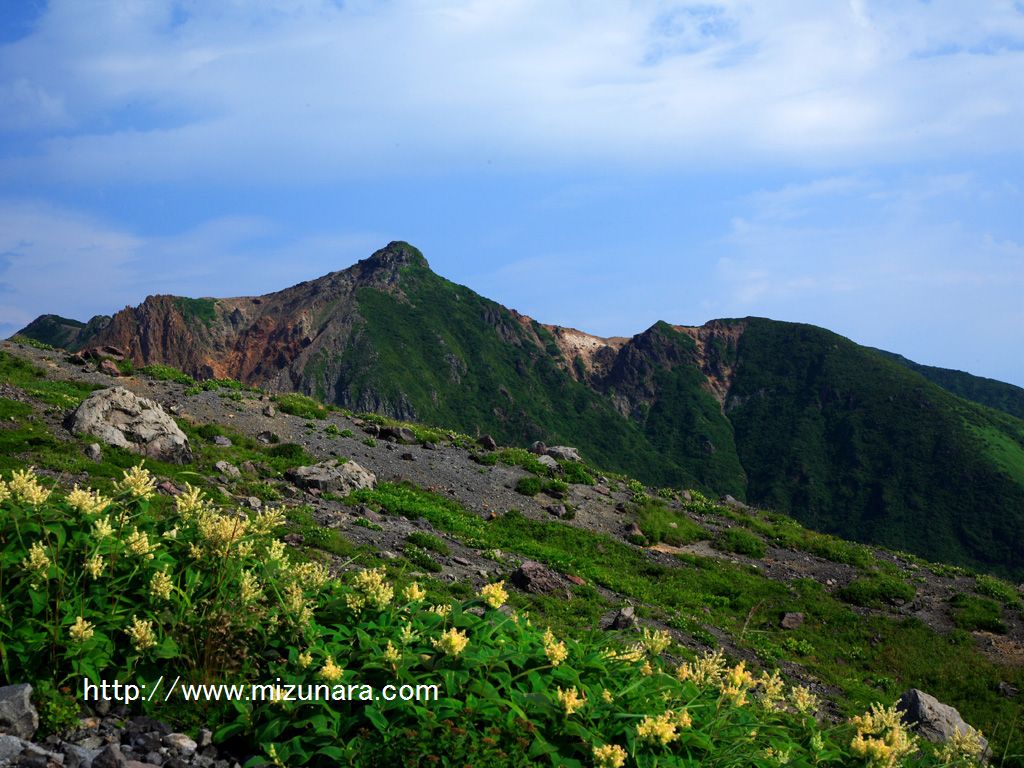 朝日岳を望む